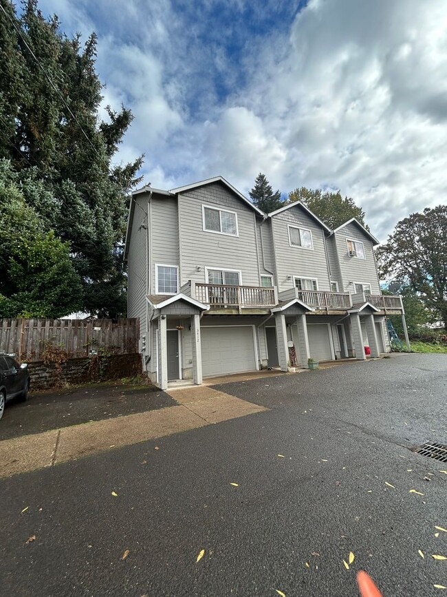 Building Photo - Fabulous 2 bed, 2 bath townhome with garage available for lease!