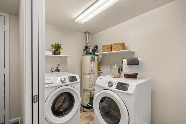 Building Photo - **Reserve for Summer 2026** Cute 2 Bedroom...