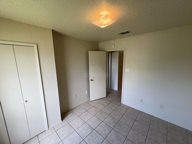 Building Photo - 2208 Hemlock Dr