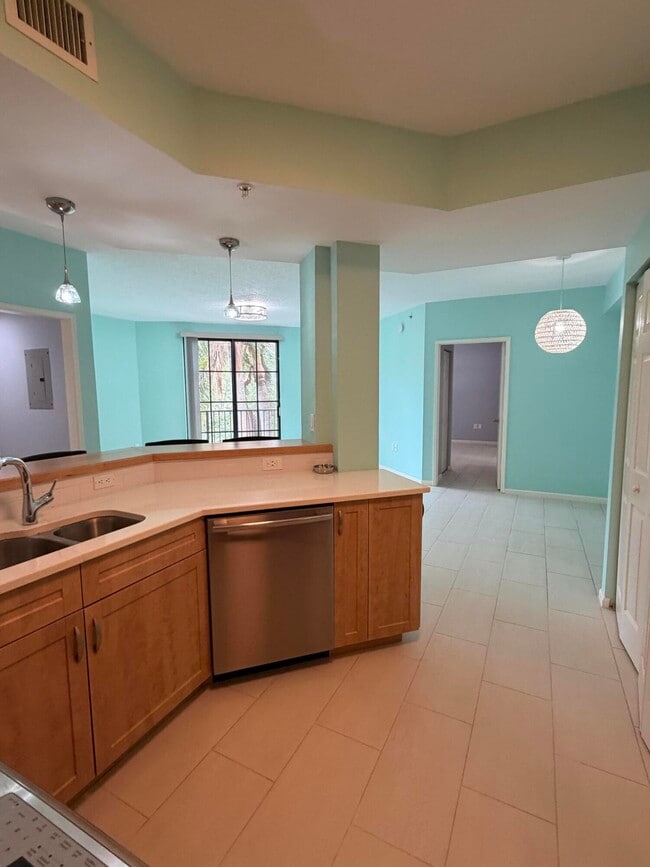 Building Photo - 630 S Sapodilla Ave