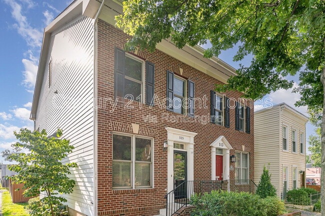 Building Photo - 515 N Henry St