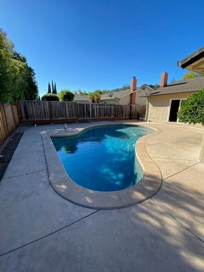 Building Photo - Beautiful Single Story Home Located in Ple...