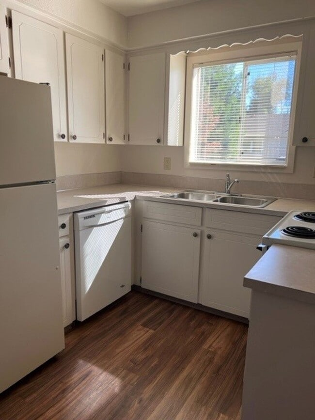 Building Photo - FREE RENT! 2x1 Townhome on Miller St S