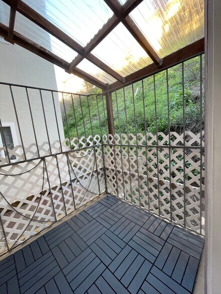 Building Photo - 144 Locksley Ave