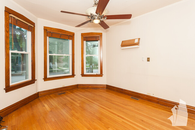 Primary Photo - 2108 W Addison-1