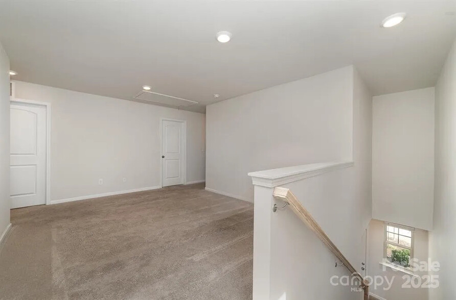 Building Photo - Room in House on Eastcott Ave