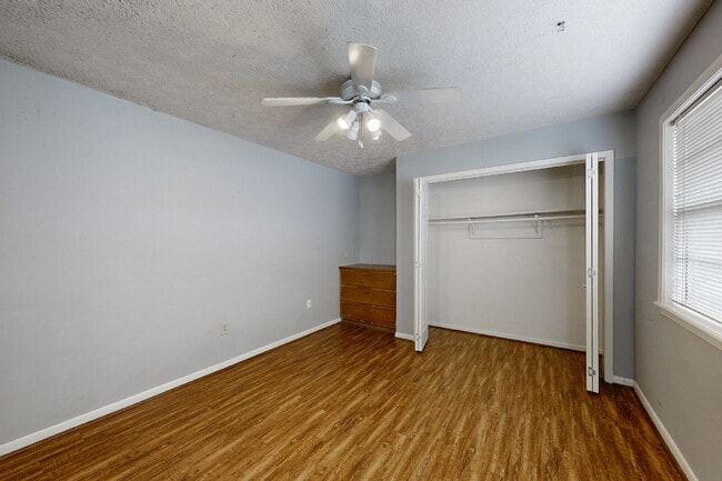 Building Photo - Efficiency unit close to campus