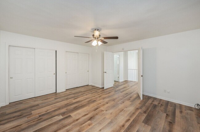 Building Photo - Spacious townhouse with large 2nd floor covered patio!