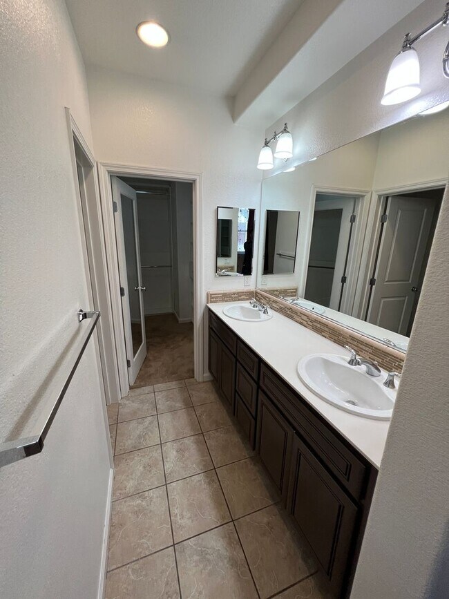 Building Photo - $4195-Beautiful Tri-level 3 Bed/2.5 Ba Townhome in Hampton Park/North San Jose
