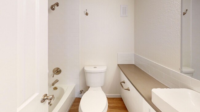 Building Photo - RARE & Beautiful 3 Bed 2 Bath with Tons of...