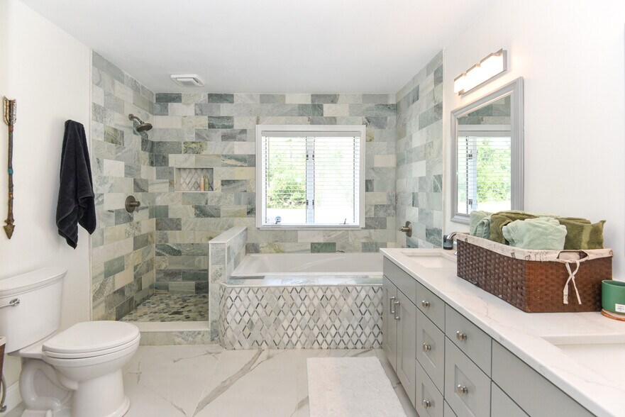 Building Photo - 213 Riverbend Rd