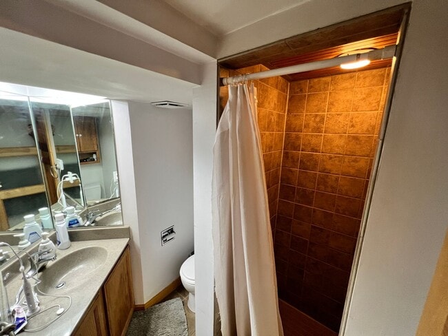 Building Photo - Updated 1 Bedroom Apartment – ½ Block from...