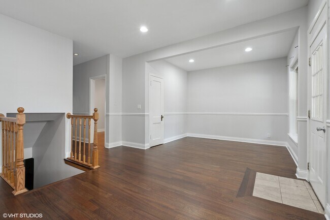Building Photo - 1307 W Newport Ave