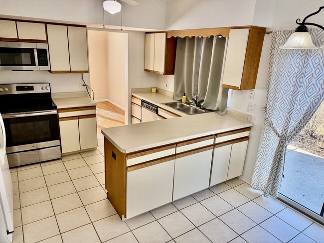 Building Photo - 909 Suffolk Ct