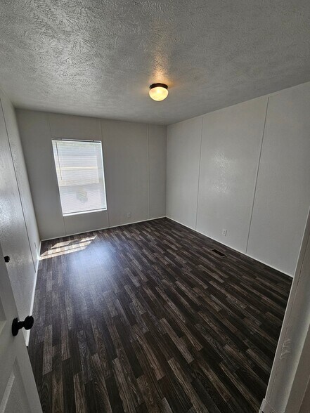 Building Photo - 513 Elm St