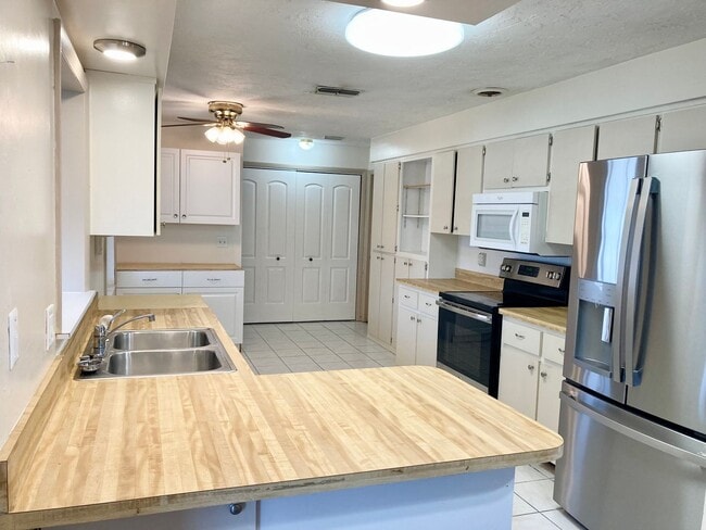 Building Photo - Available soon! 2 bedroom, 1.5 bath home w...