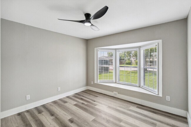 Building Photo - 1000 W Thomas Ave