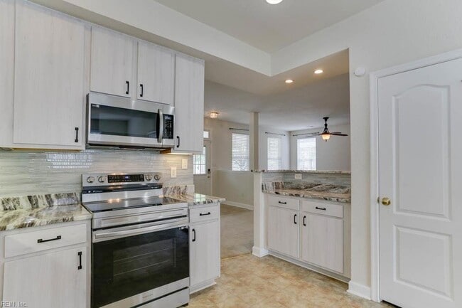 Building Photo - 528 Normandy St