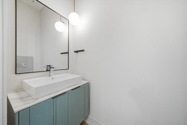 Building Photo - 4230 W Belmont Ave