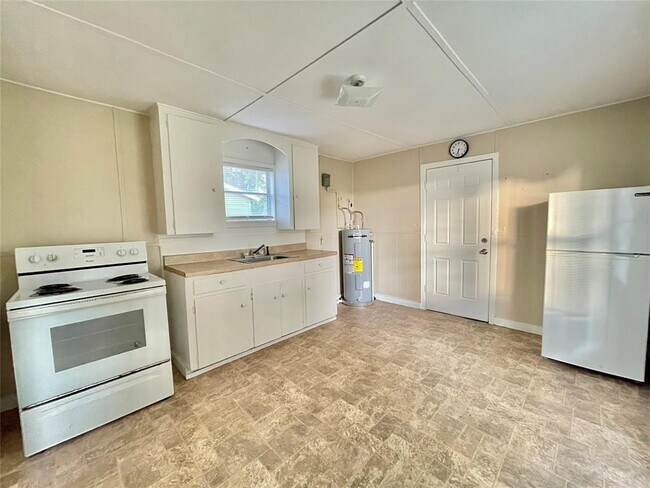 Building Photo - 502 W 8th St