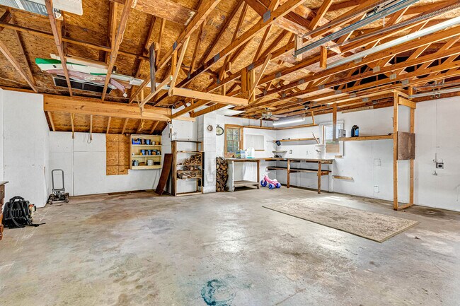 Building Photo - 421 Evanrude Ln