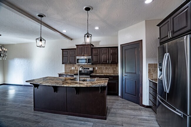 Building Photo - 6649 N Madellaine Dr