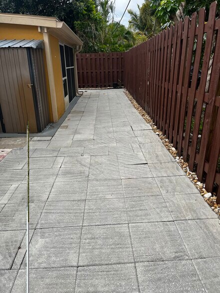 Building Photo - 1558 NE 30th St