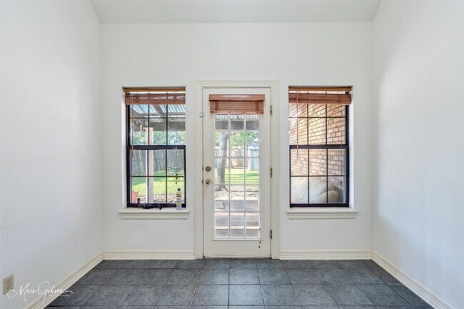 Building Photo - "Elegant 4-Bedroom Home in Bossier City with Granite Countertops & Cozy Fireplace!"