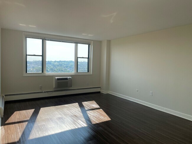 Building Photo - 700 Huron Ave