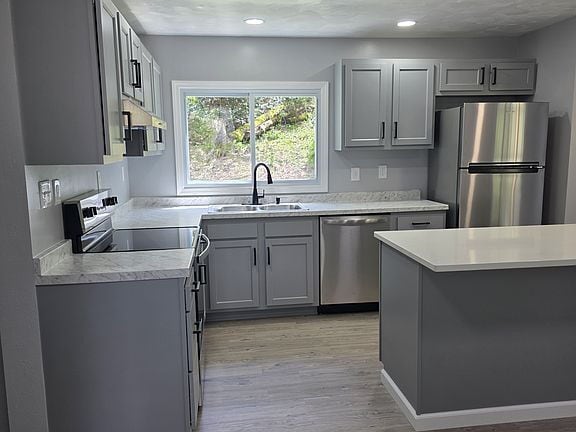 Building Photo - Newly remodeled single family home