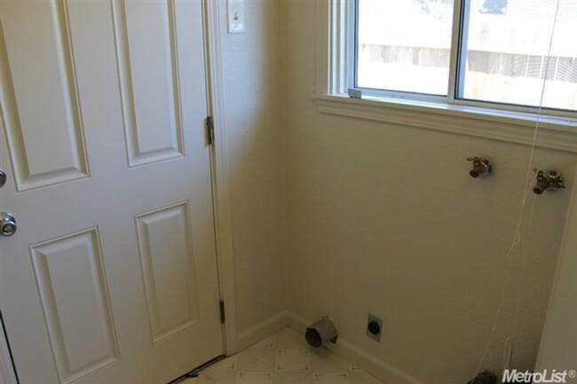 Building Photo - Charming 2 Bed, 2 Bath Home with Private D...