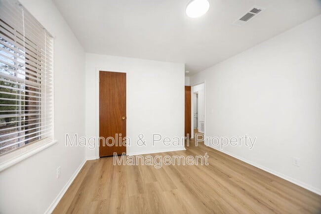 Building Photo - 207 Westwood Pl