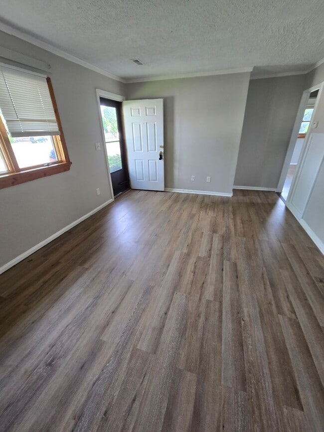 Building Photo - 2 Bedroom Ranch Home in Fairborn - Just Re...