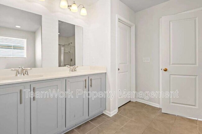 Building Photo - 454 Zenith Blvd