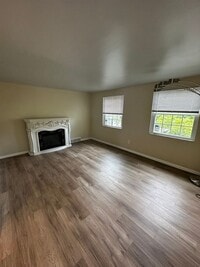 Building Photo - Charming 2 Bedroom Townhouse Available Now...