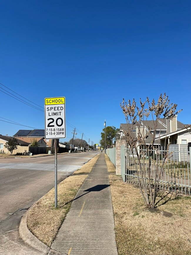 Building Photo - 6239 Ludington Dr