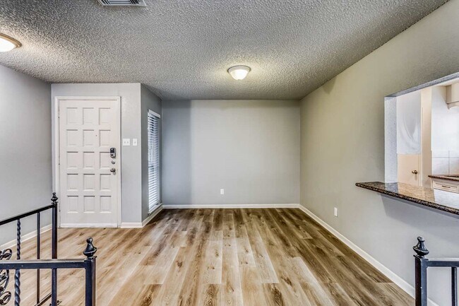 Building Photo - 2306 Cambridge Ct N