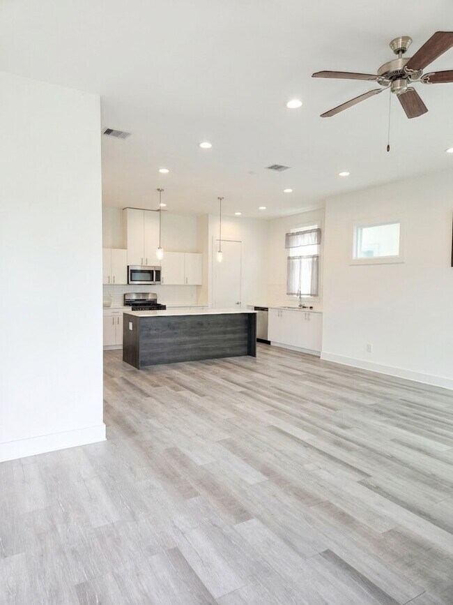 Building Photo - 9625 Habitat St
