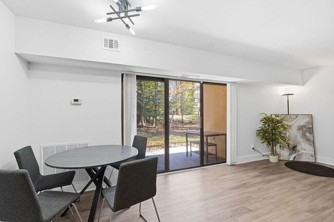 Building Photo - Beautifully Renovated 2-Bedroom Condo in the Heart of Reston!