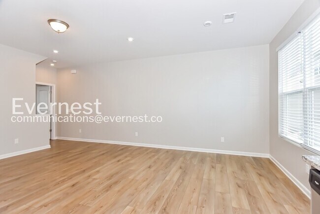 Building Photo - Limited Time Special Offer / 3 Bed/3 Bath Town Home with Garage / Pet-Friendly / Vouchers Accepte...