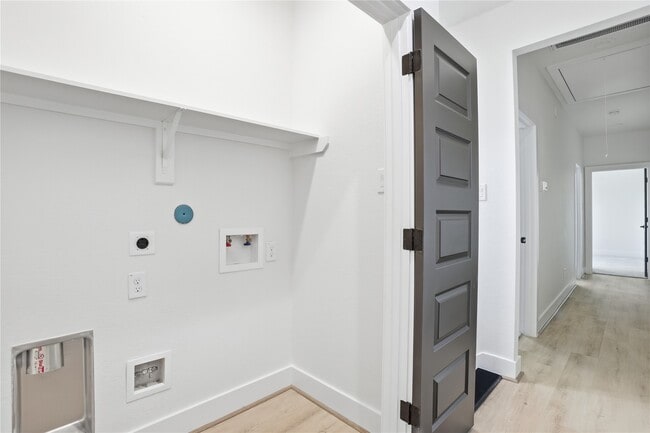 Building Photo - 712 Delano St