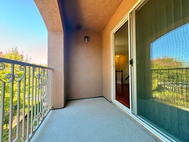 Building Photo - Beautiful Well Kept 2 Bedroom, 2 Bathroom in Roseville!