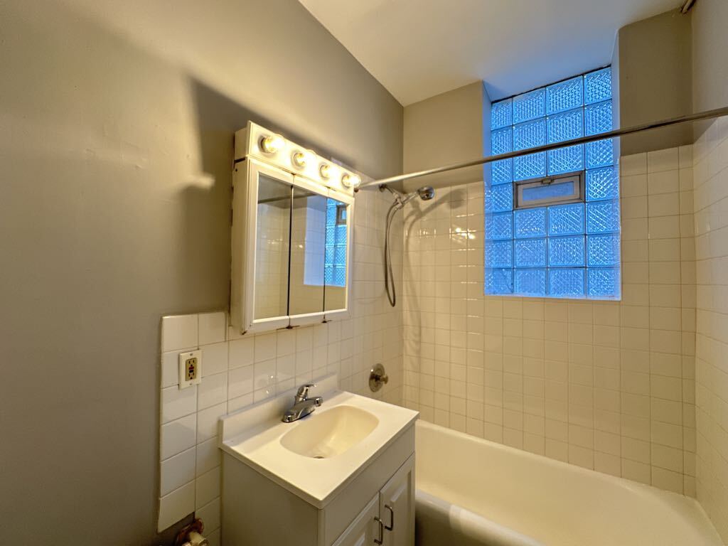 Building Photo - 1034 W George St