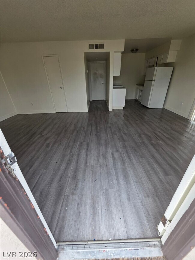 Building Photo - 1121 E Desert Inn Rd