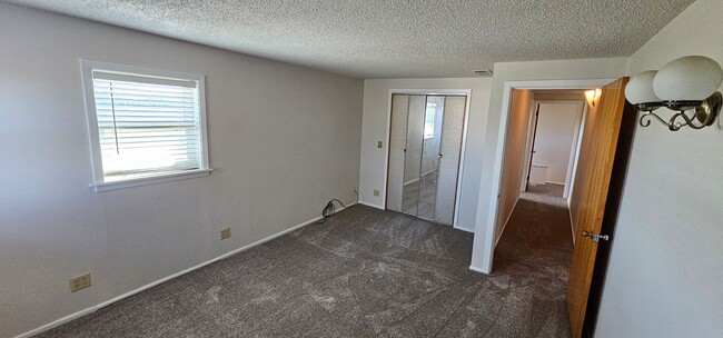 Building Photo - 1575 S Roosevelt Rd 6