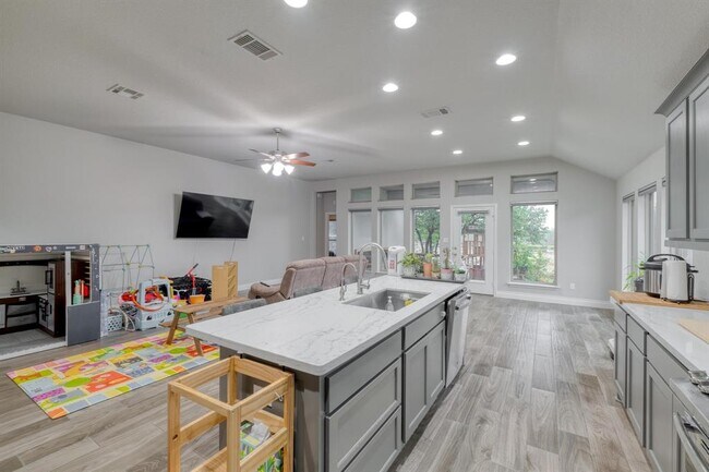 Building Photo - 2424 Orchard Way