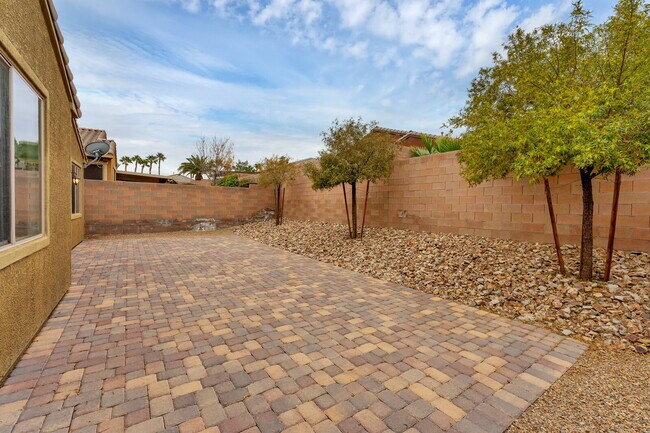 Building Photo - "Charming 3-Bed Oasis with 2 Baths in Henderson – 1716 Sq Ft of Comfort!"