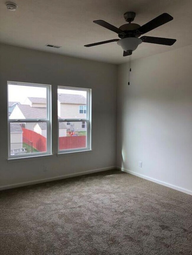 Building Photo - FENCED BACKYARD - 3 Bedroom 2 Bath house plus den/office