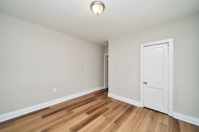 Building Photo - 817 31st Ave E