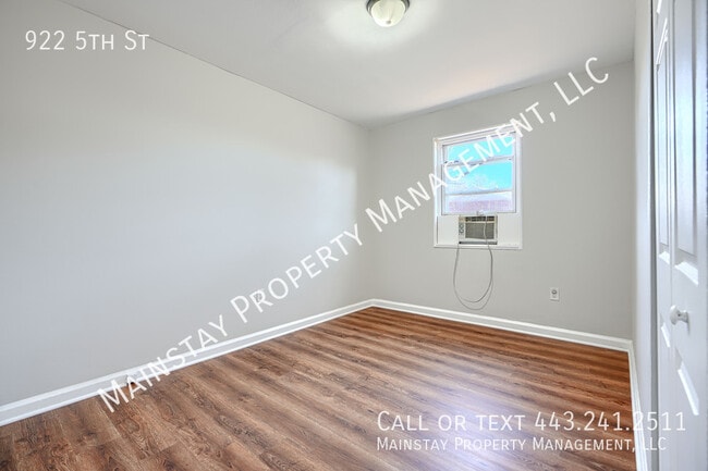 Building Photo - 922 5th St